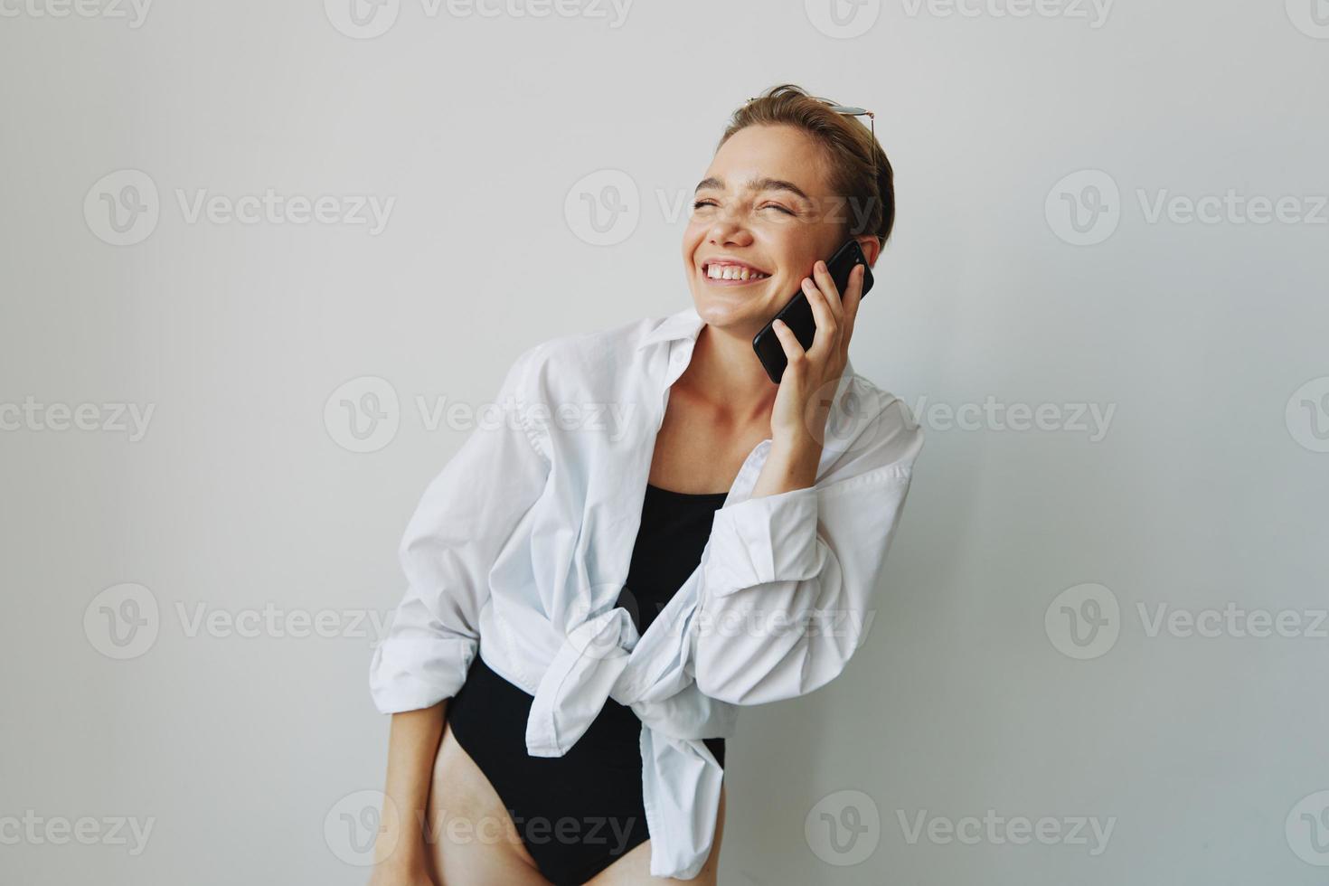 adolescent fille souriant et en riant parlant sur le téléphone, vidéo appel, bavardage en ligne photo