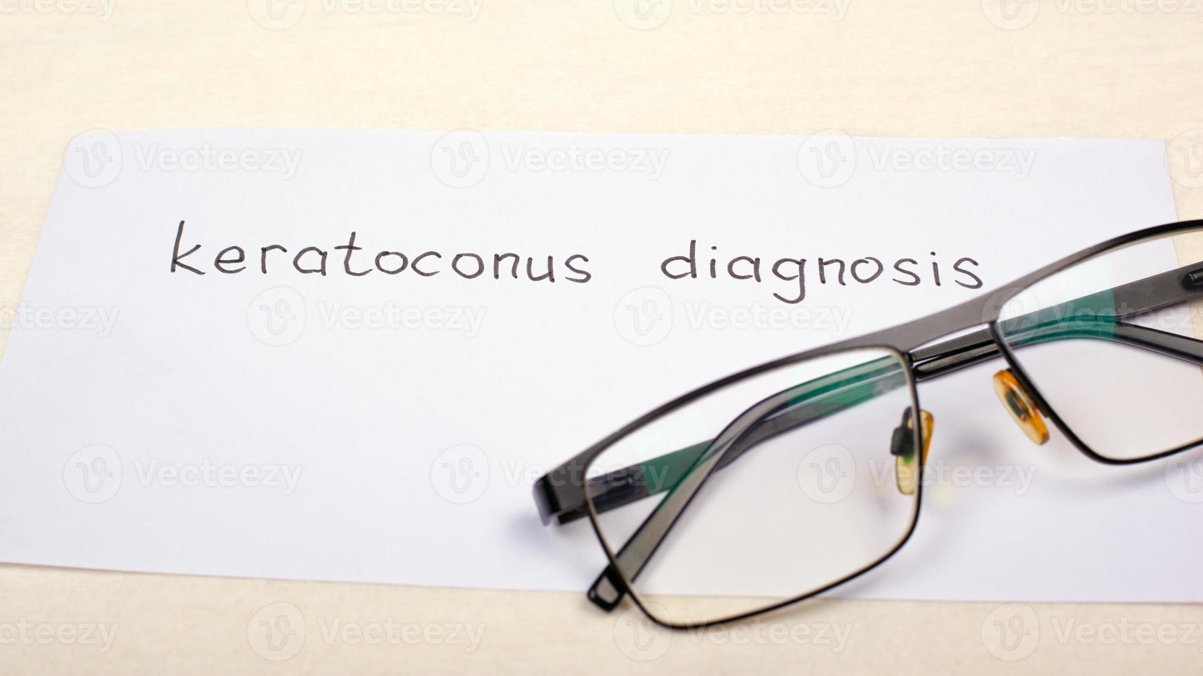 Lunettes de vision avec inscription diagnostic du kératocône sur le gros plan de la table photo