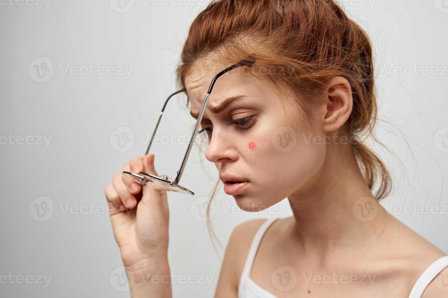 femme avec une bouton sur le visage hygiène traitement photo