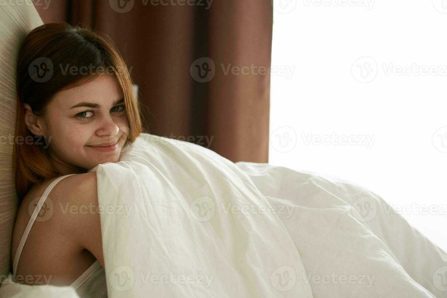 femme mensonges dans lit Matin avec une téléphone dans sa mains la communication photo