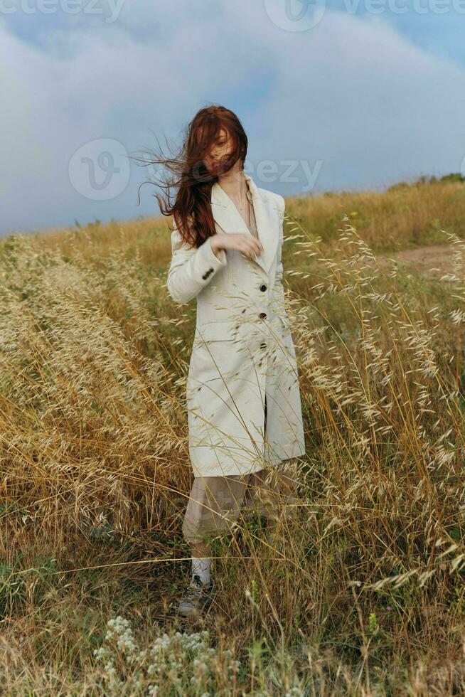 jolie femme blé campagne paysage liberté l'automne saison concept photo