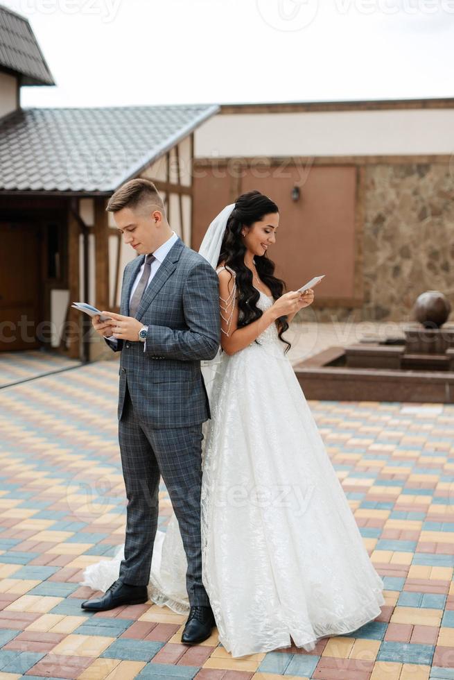 le premier réunion de le la mariée et jeune marié dans le Cour de le Hôtel photo