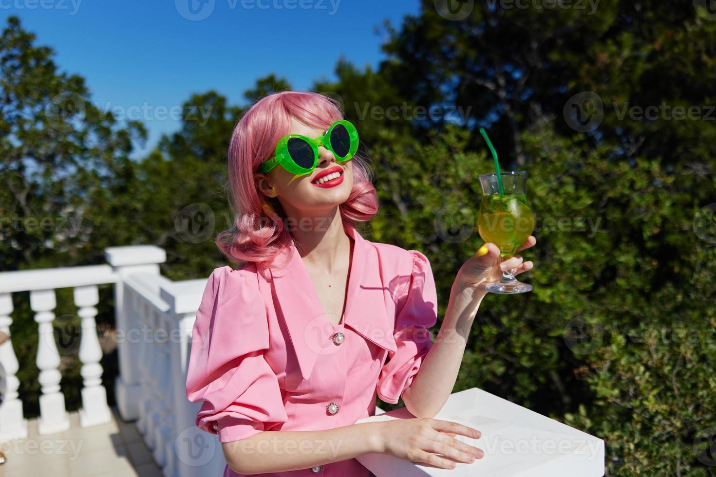 portrait de magnifique femme Extérieur paysage loisir restaurant en buvant de l'alcool photo