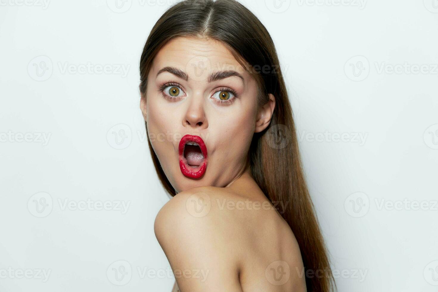 femme nu épaules surpris faciale expression ouvert bouche Regardez vers l'avant photo