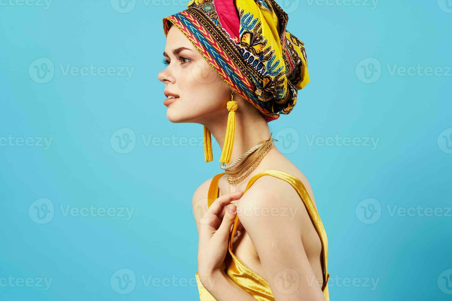 femme dans multicolore turban luxe l'ethnie bleu Contexte photo
