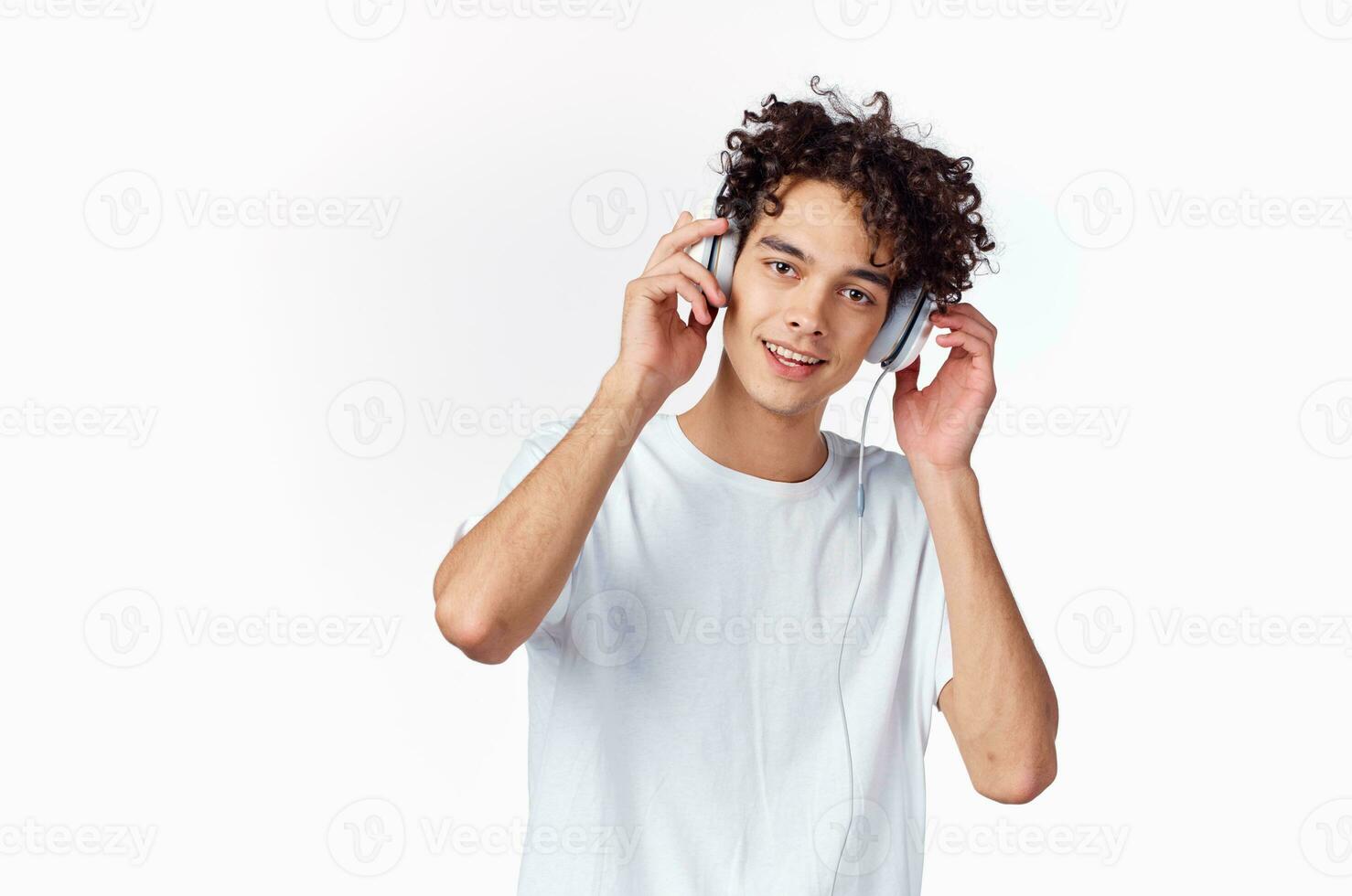 de bonne humeur gars dans écouteurs écoute à la musique émotions joie tondu vue photo