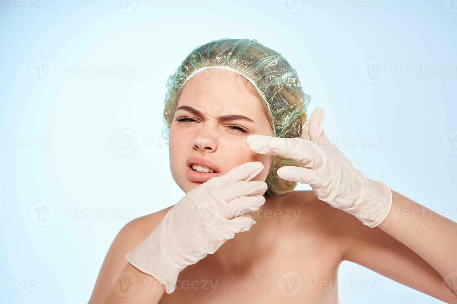 femme avec nu épaules écraser boutons sur sa visage dermatologie photo