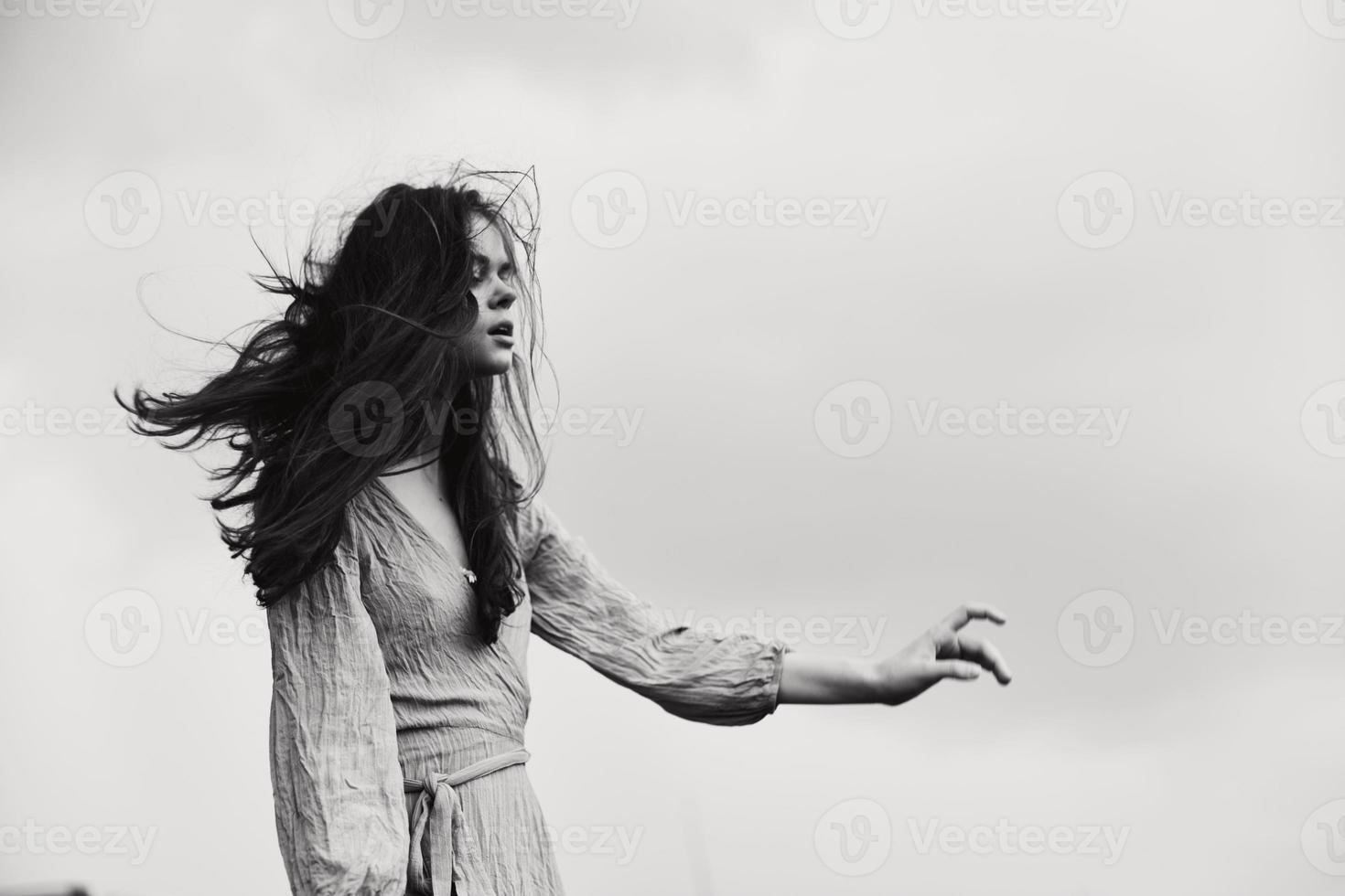 magnifique femme longue coiffure dans Extérieur mariage robe mode de vie photo