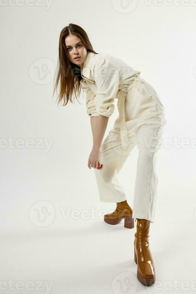 magnifique femme dans blanc costume marron des chaussures mode isolé Contexte photo