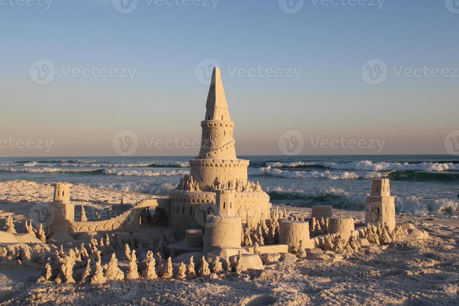 le sable Château plage art Château fabriqué de le sable photo