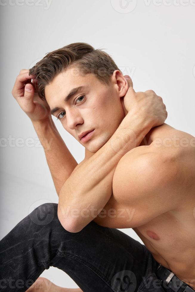 Beau homme et à la mode coiffure nu épaules studio fermer photo