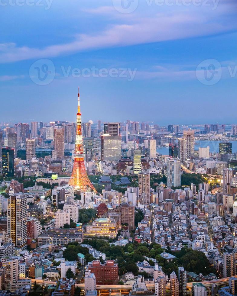 paysage urbain de tokyo dans la soirée photo