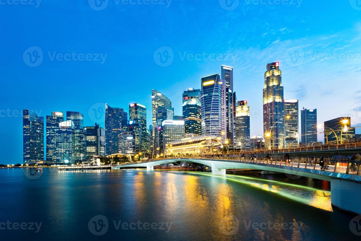 Skyline du quartier des affaires de Singapour dans la soirée photo