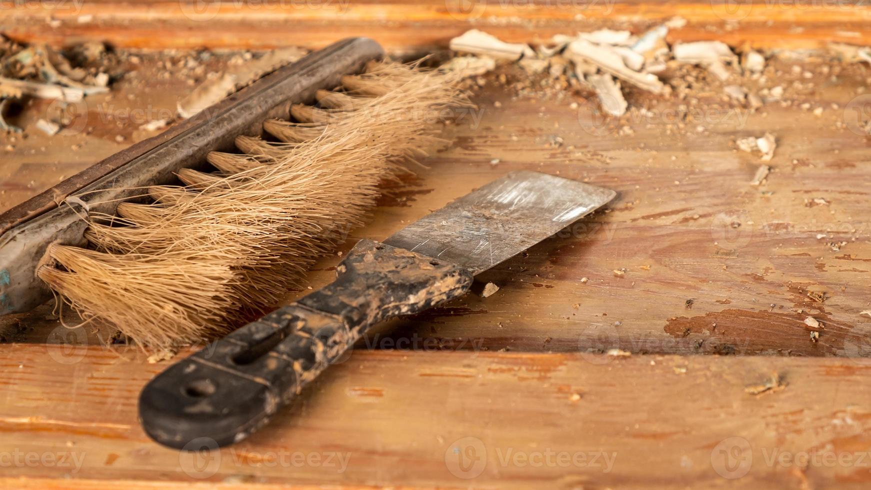 nettoyage des portes de la vieille peinture, restauration de la réparation des portes en bois avec une spatule et une brosse photo