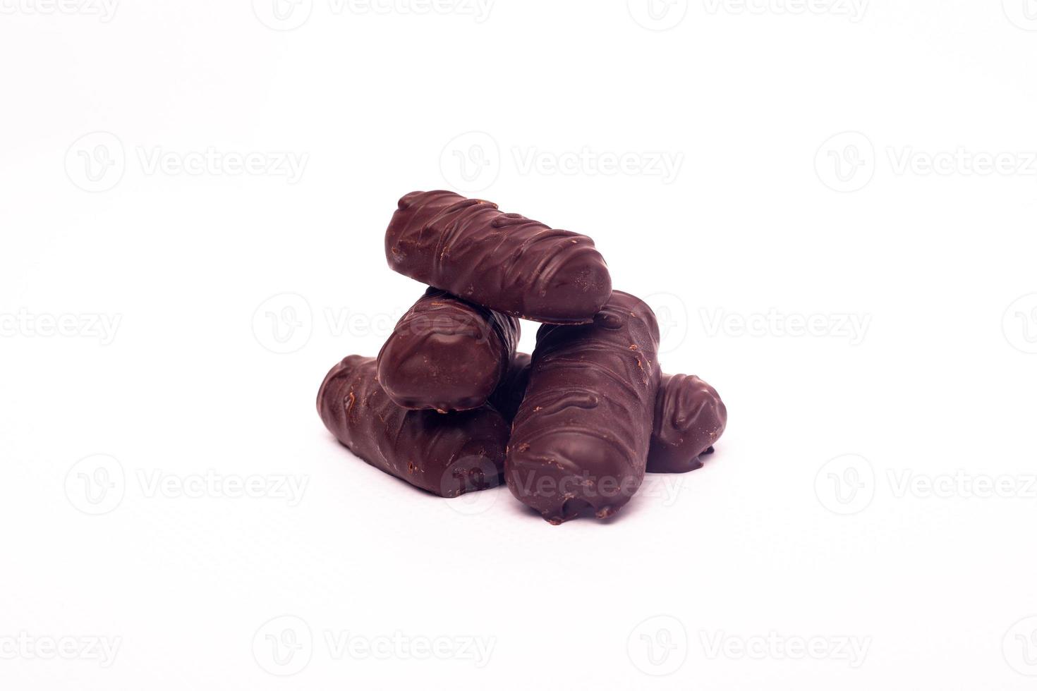 Bonbons au chocolat sur un fond blanc isolé photo