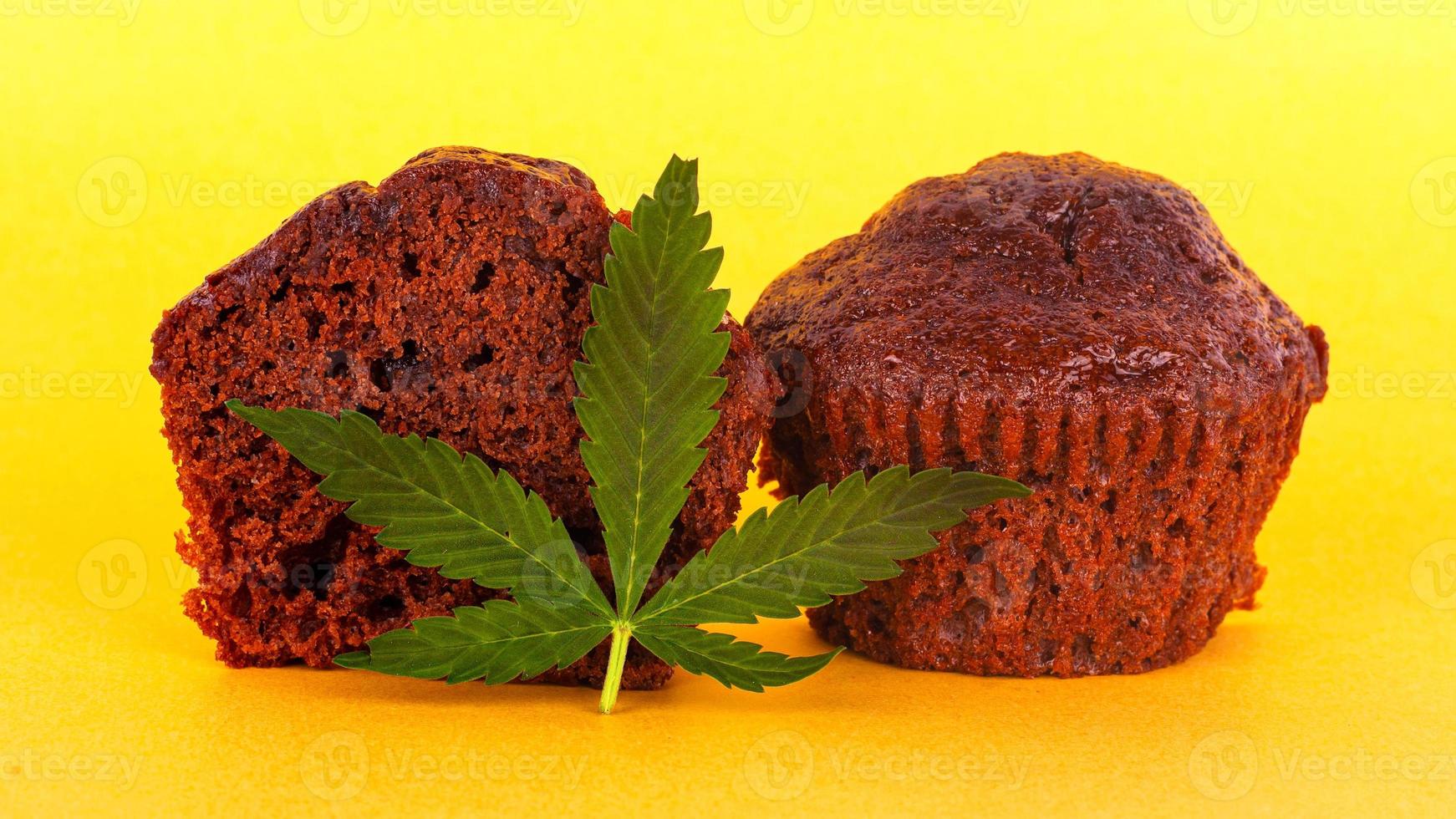 Gâteau brownie et marijuana feuille verte sur fond jaune photo