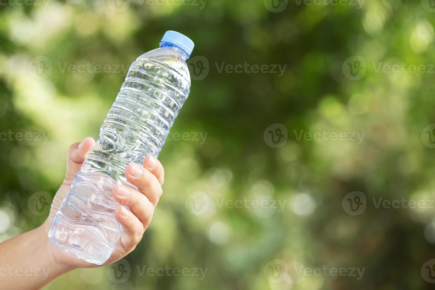 du froid l'eau à éteindre votre la soif chaud l'eau se détendre photo