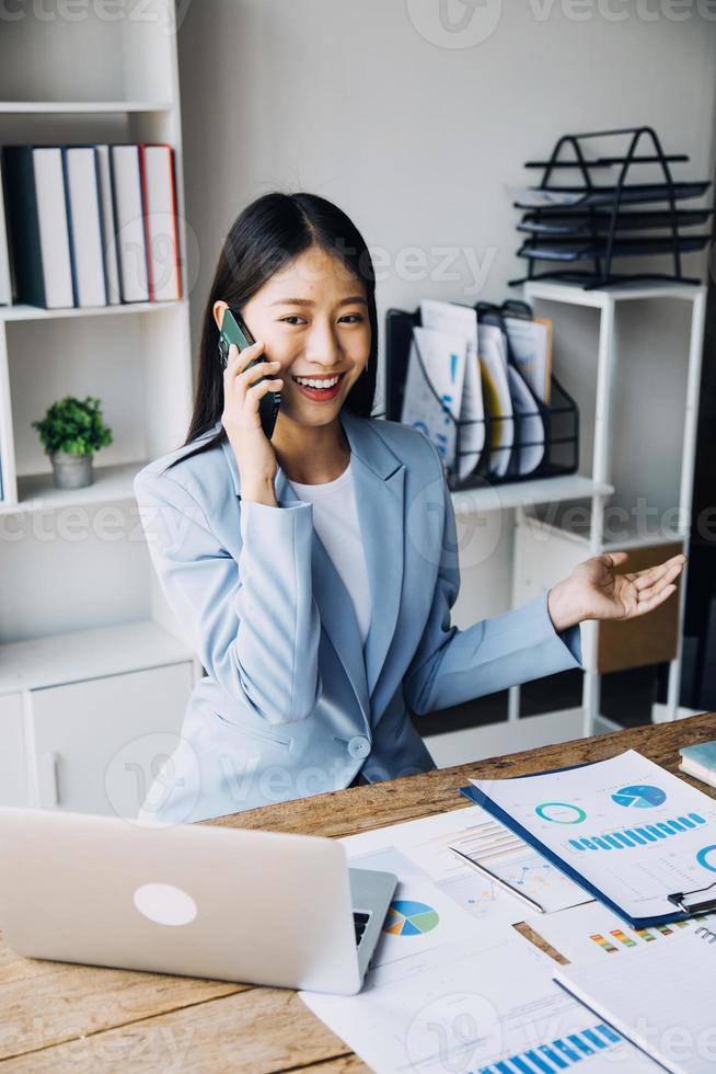 documents d'affaires, auditeur femme d'affaires vérifiant le document de recherche juridique préparer des documents ou un rapport pour analyse temps d'impôt, documents comptables données contrat partenaire traiter au bureau du lieu de travail photo