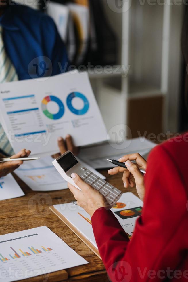 femme d'affaires ou comptable travaillant l'investissement financier sur la calculatrice, calculer, analyser la croissance des affaires et du marketing sur le graphique de données de document financier, comptable, économique, concept commercial. photo