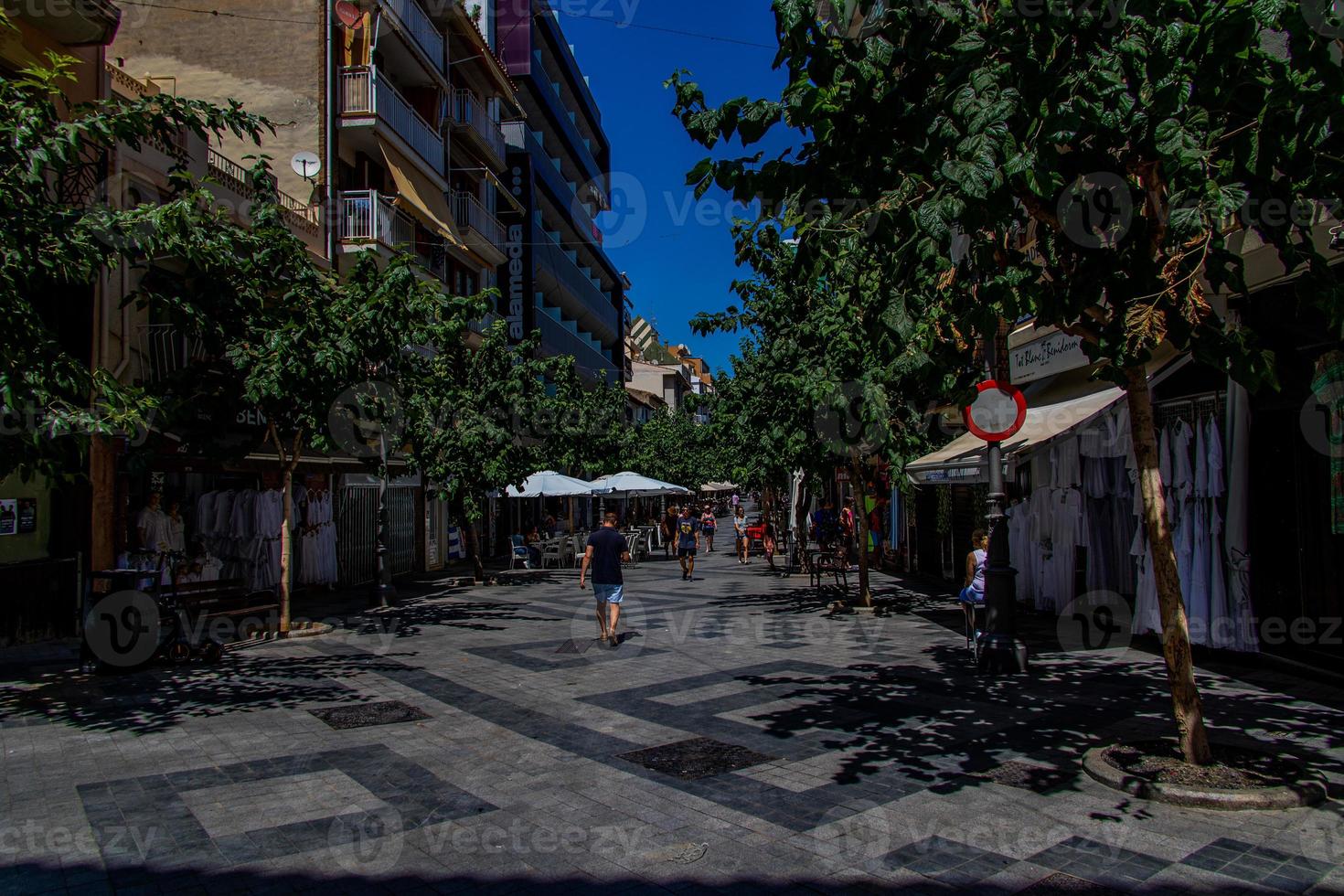 étroit des rues dans le vieux ville de Benidorm, Espagne sur une chaud été journée photo