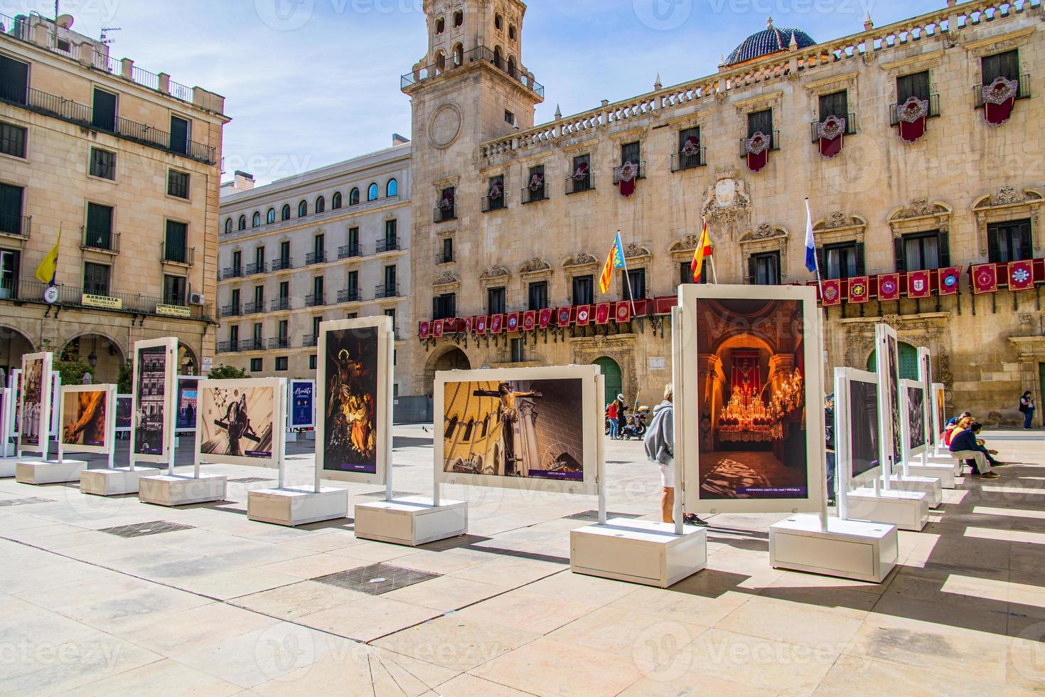 ville de alicante Espagne décoré pour Pâques sur une ensoleillé journée photo