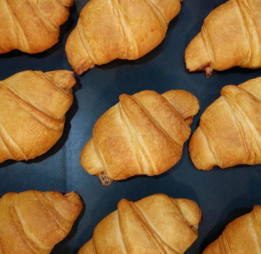 Croissant frais sur fond d'ardoise noire photo