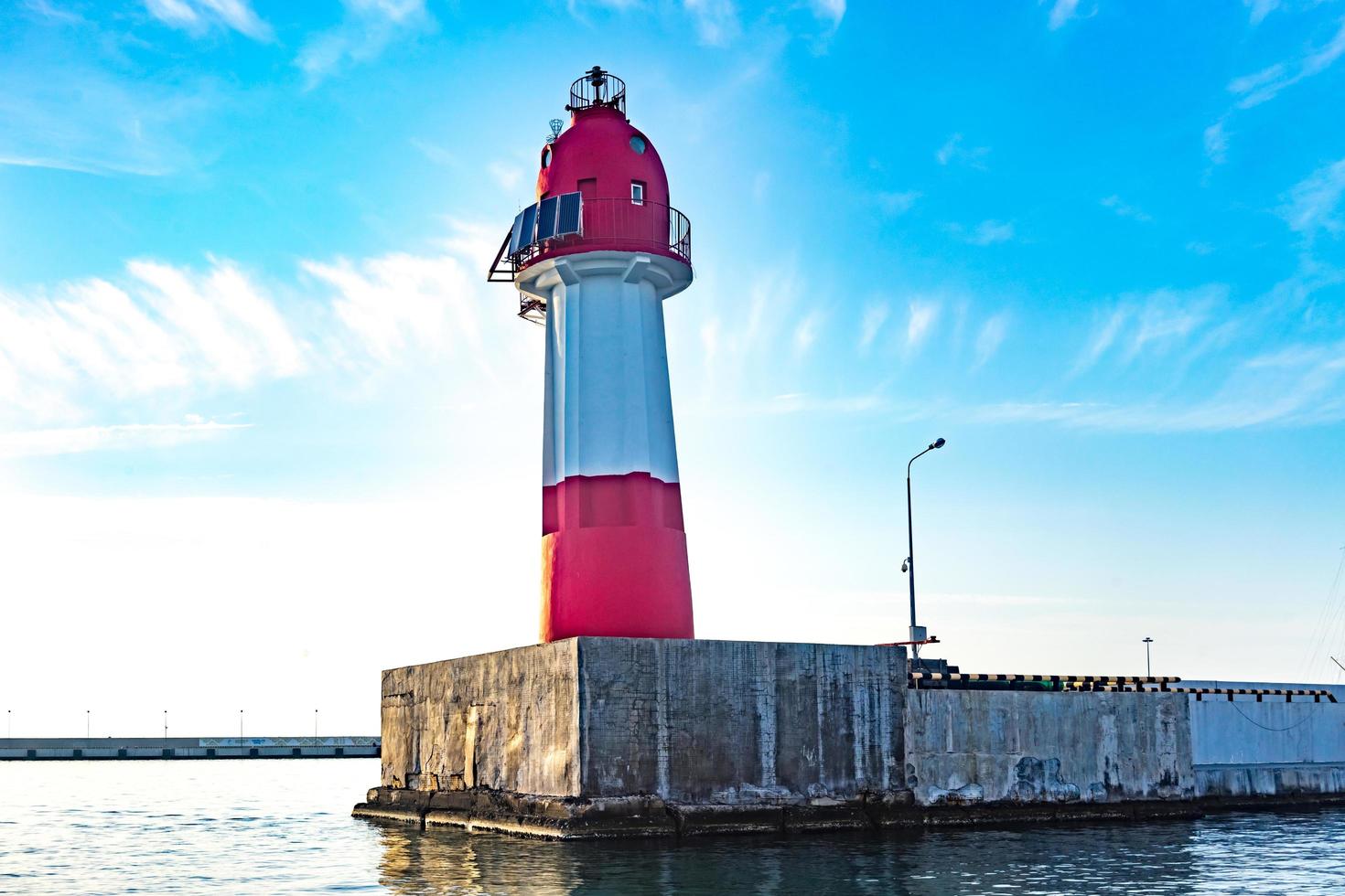 Phare et ciel bleu nuageux à Sotchi, Russie photo