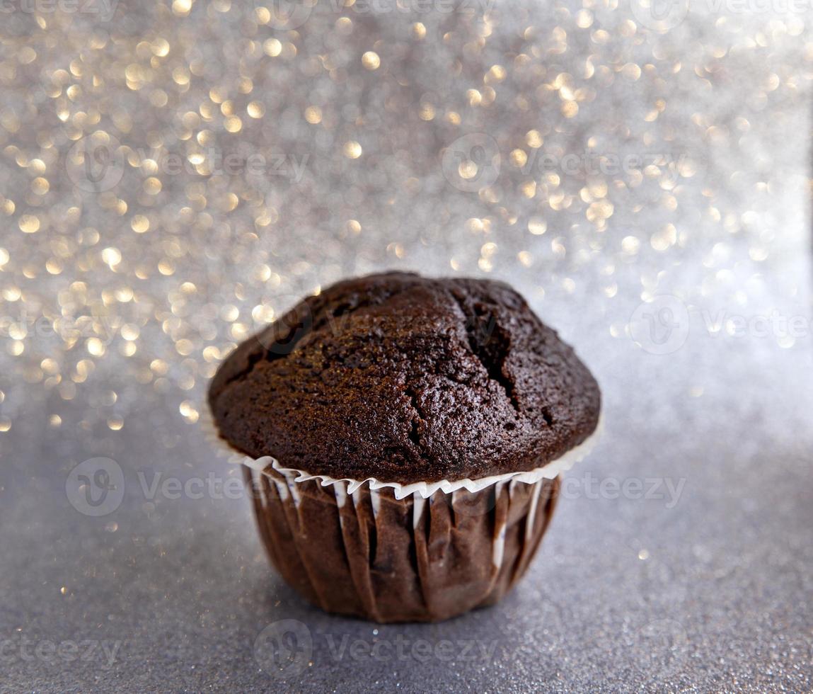 délicieux Chocolat muffin sur une argent pétillant Contexte photo