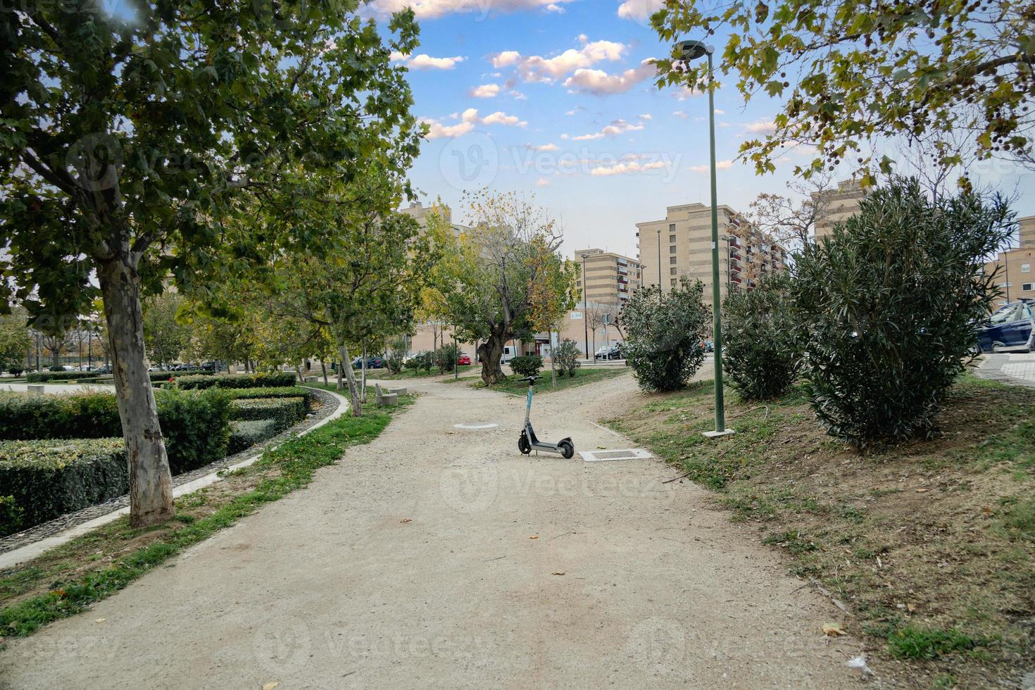 l'automne ruelle avec des arbres dans une parc dans Saragosse Espagne avec un électrique scooter photo