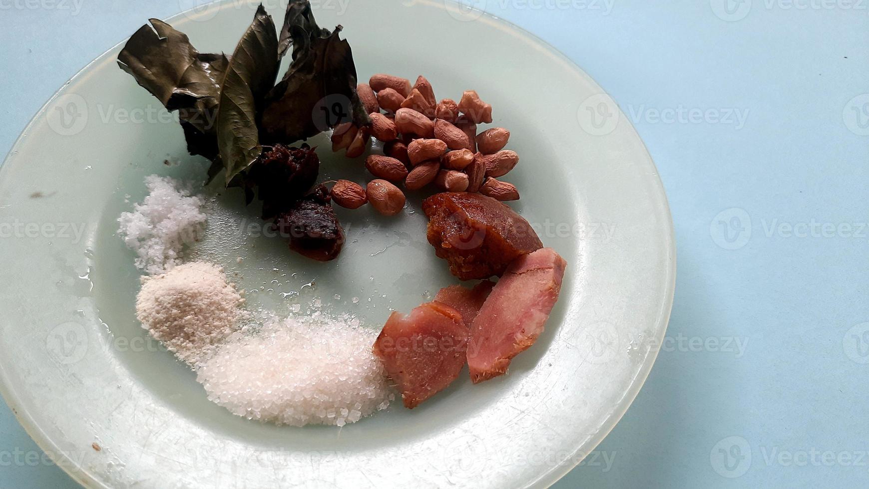 divers épices pour cuisine frit poulet avec bleu Contexte photo