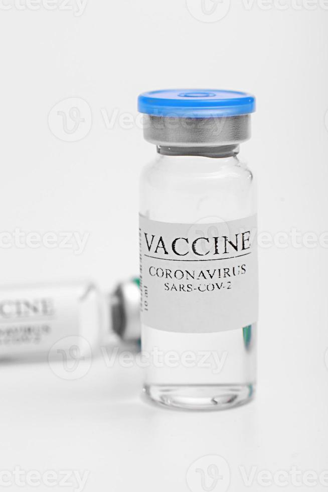 sélection des vaccins. ampoules avec le vaccin covid-19 en laboratoire pour lutter contre la pandémie de coronavirus sars-cov-2. flacon de verre médical close-up isolé sur fond blanc photo