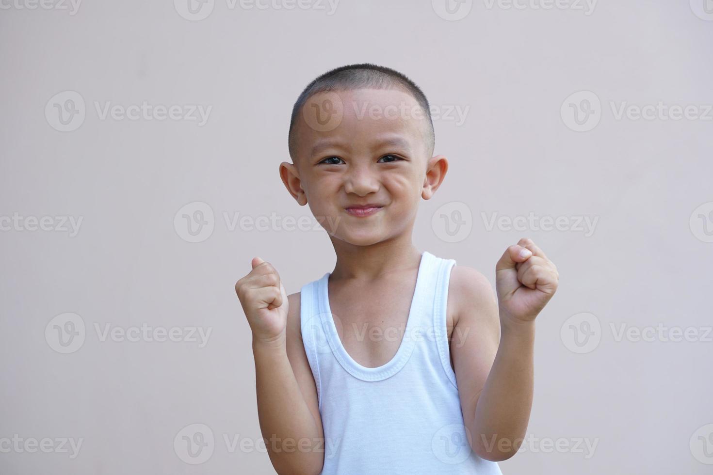 asiatique garçon souriant Heureusement pièce mur Contexte photo