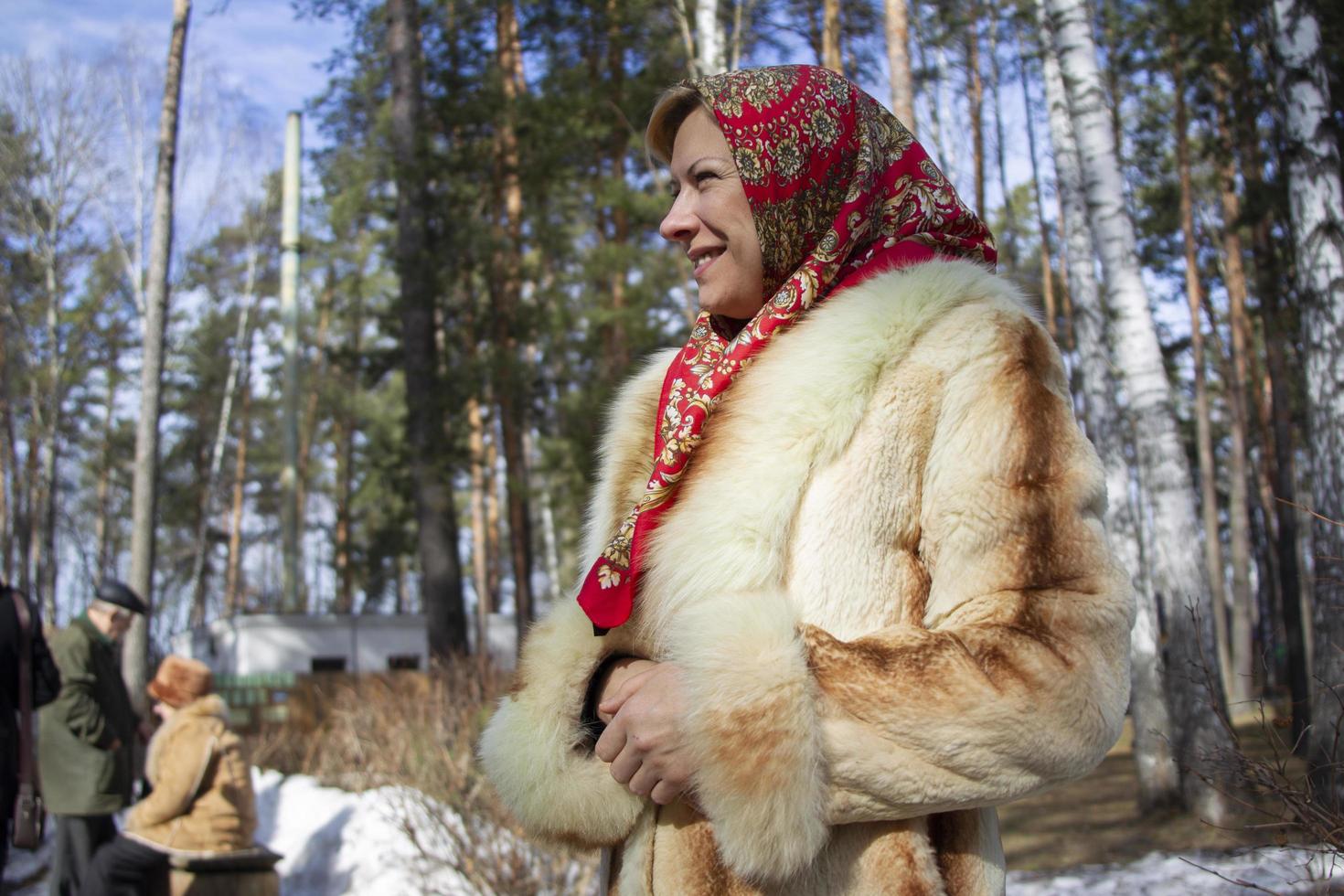 fête Maslenitsa voyant de hiver.russe femme dans une écharpe et une fourrure manteau. photo