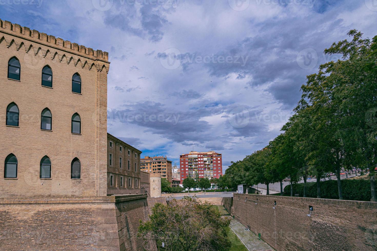 mauresque historique palais dans le Espagnol ville de Saragosse photo