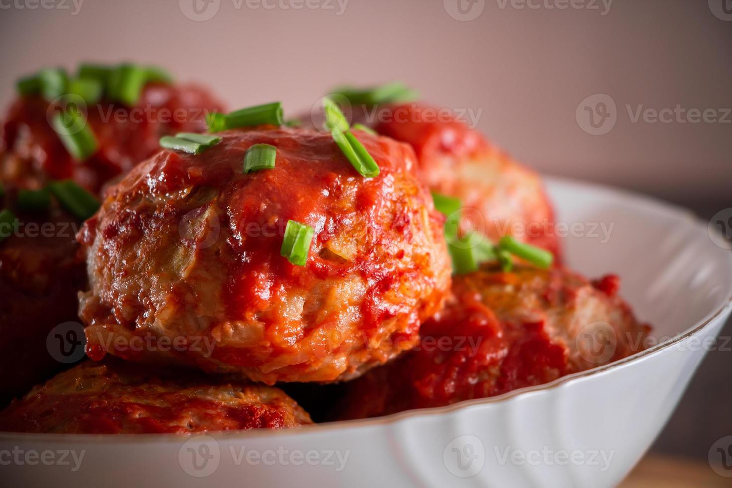 boulettes de viande sauce tomate et herbes photo