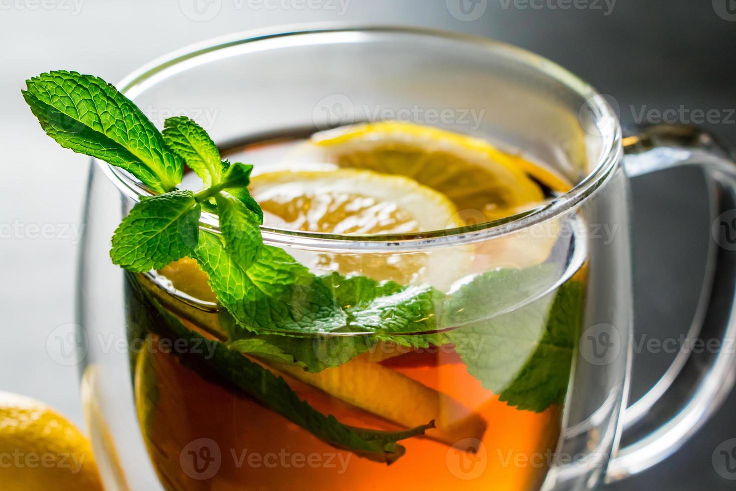 thé au citron et à la menthe dans une tasse en verre photo