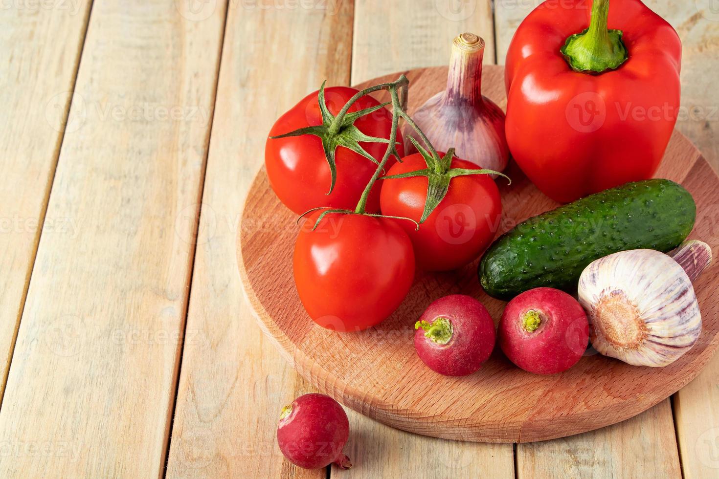 légumes frais sur un fond en bois photo