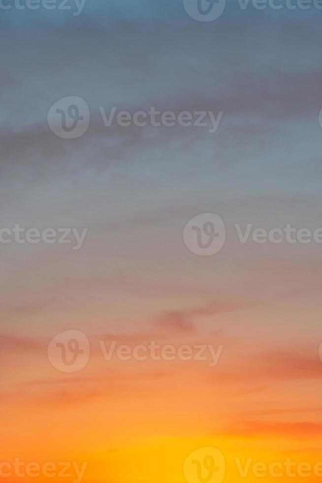 couverture page avec Profond bleu ciel avec illuminé des nuages à sanglant le coucher du soleil comme une Contexte. photo