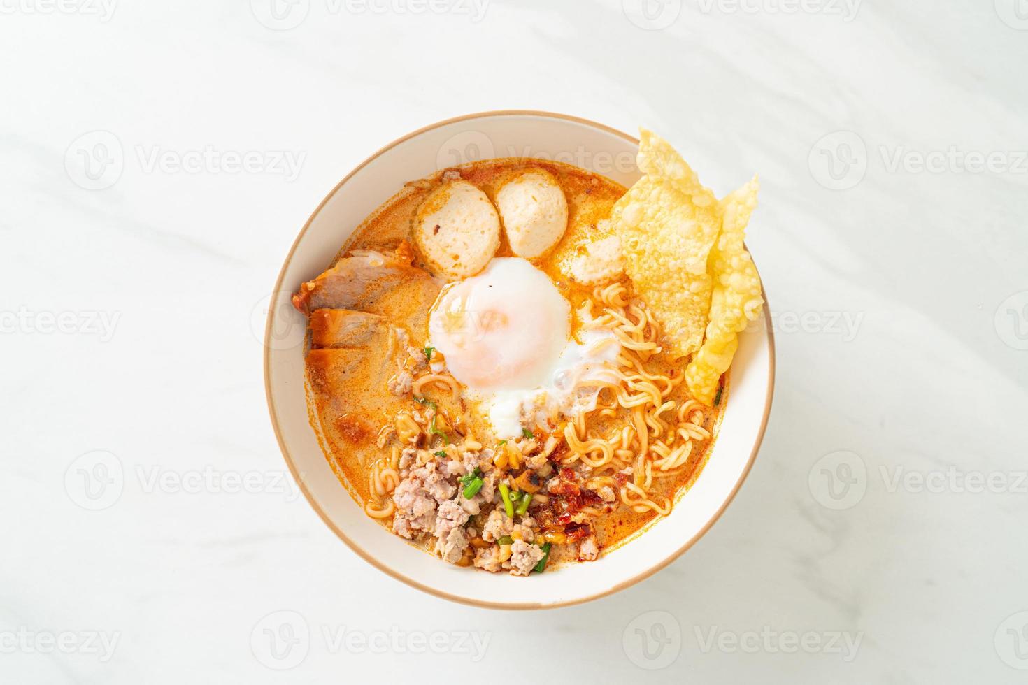 super épicé coréen nouilles, ramyun ou chaud ramen coréen sec nouilles  nourriture 26707672 Photo de stock chez Vecteezy