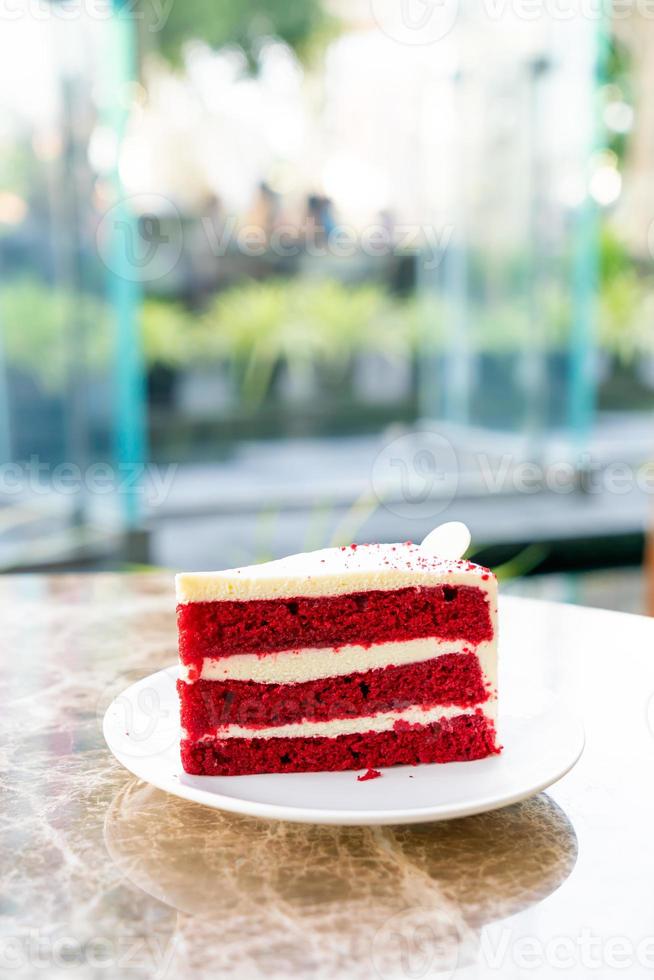 Gâteau de velours rouge sur assiette photo