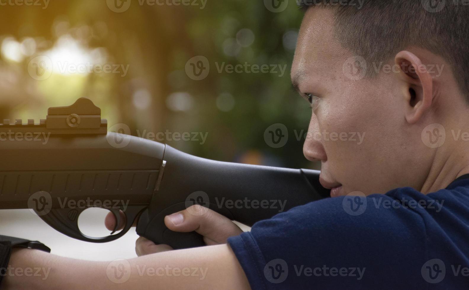 fusil à pompe tireur à la recherche devant à le tournage cible tandis que pratiquant fusil à pompe tournage. photo