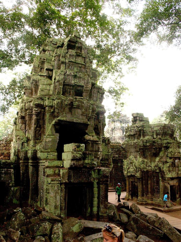 Siem Reap, Cambodge, 2021 - touristes regardant les ruines d'Angkor Thom photo