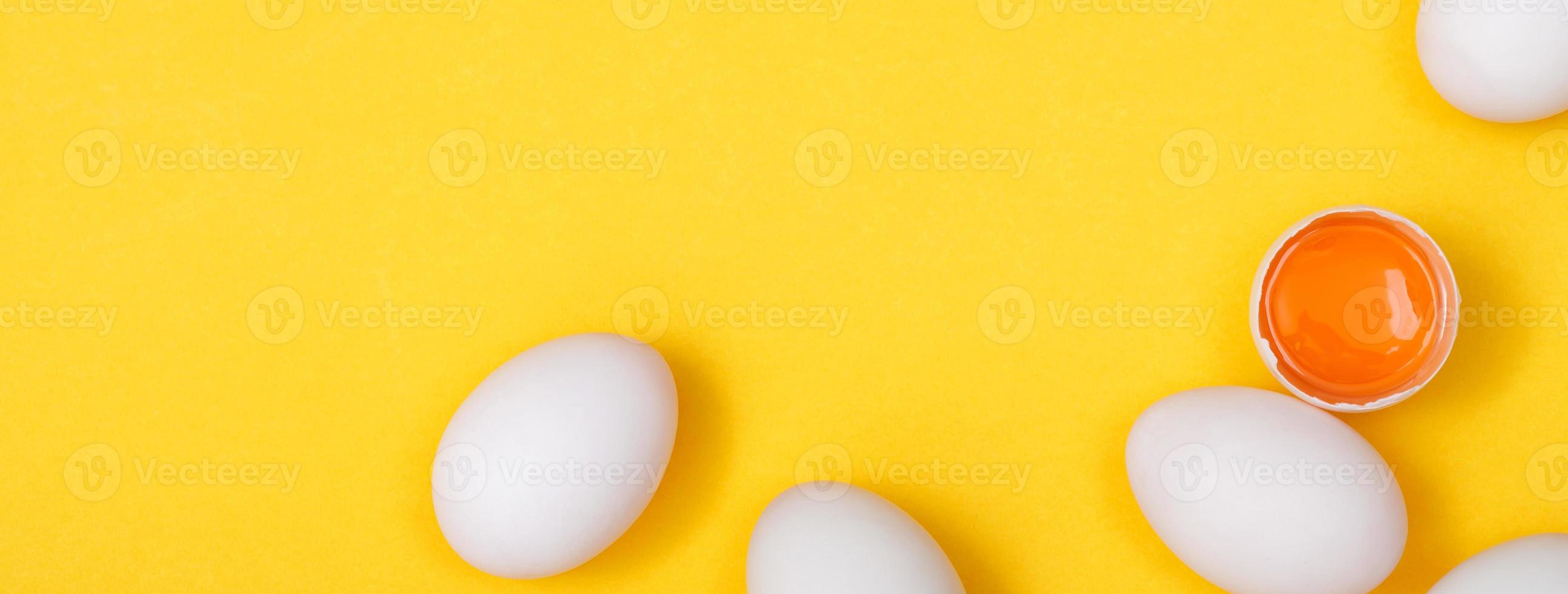 Haut vue Oeuf Jaune d'œuf et Oeuf blanc haute protéine bien pour corps Jaune Contexte. photo