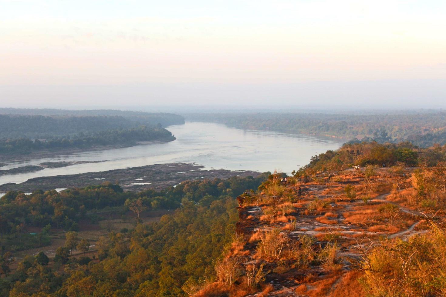 vue sur la rivière au coucher du soleil photo