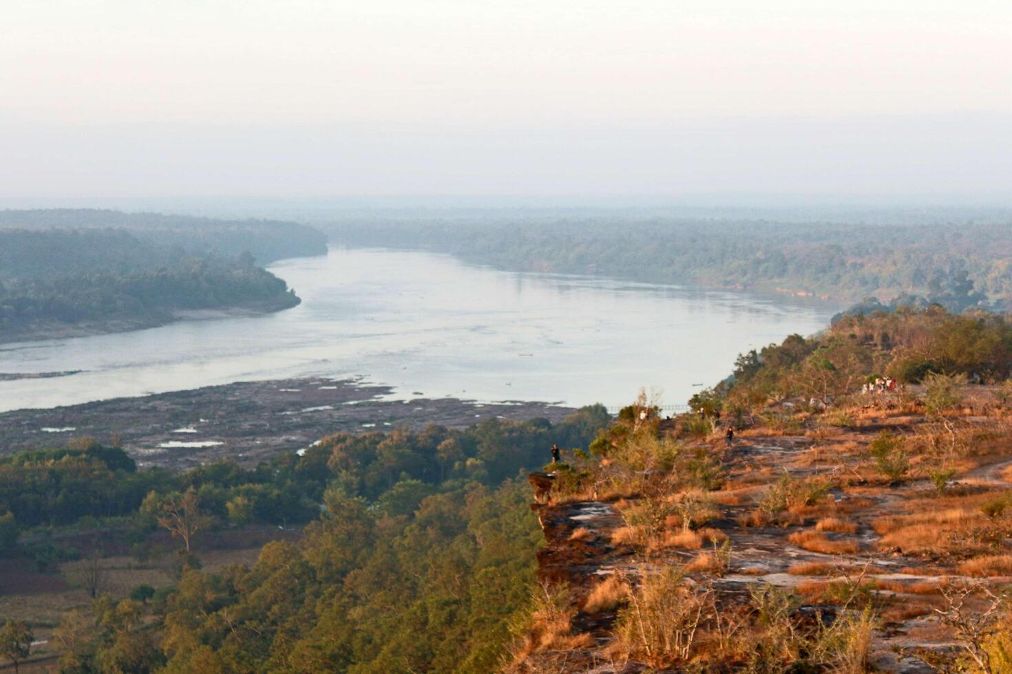 vue sur la rivière brumeuse depuis la montagne photo