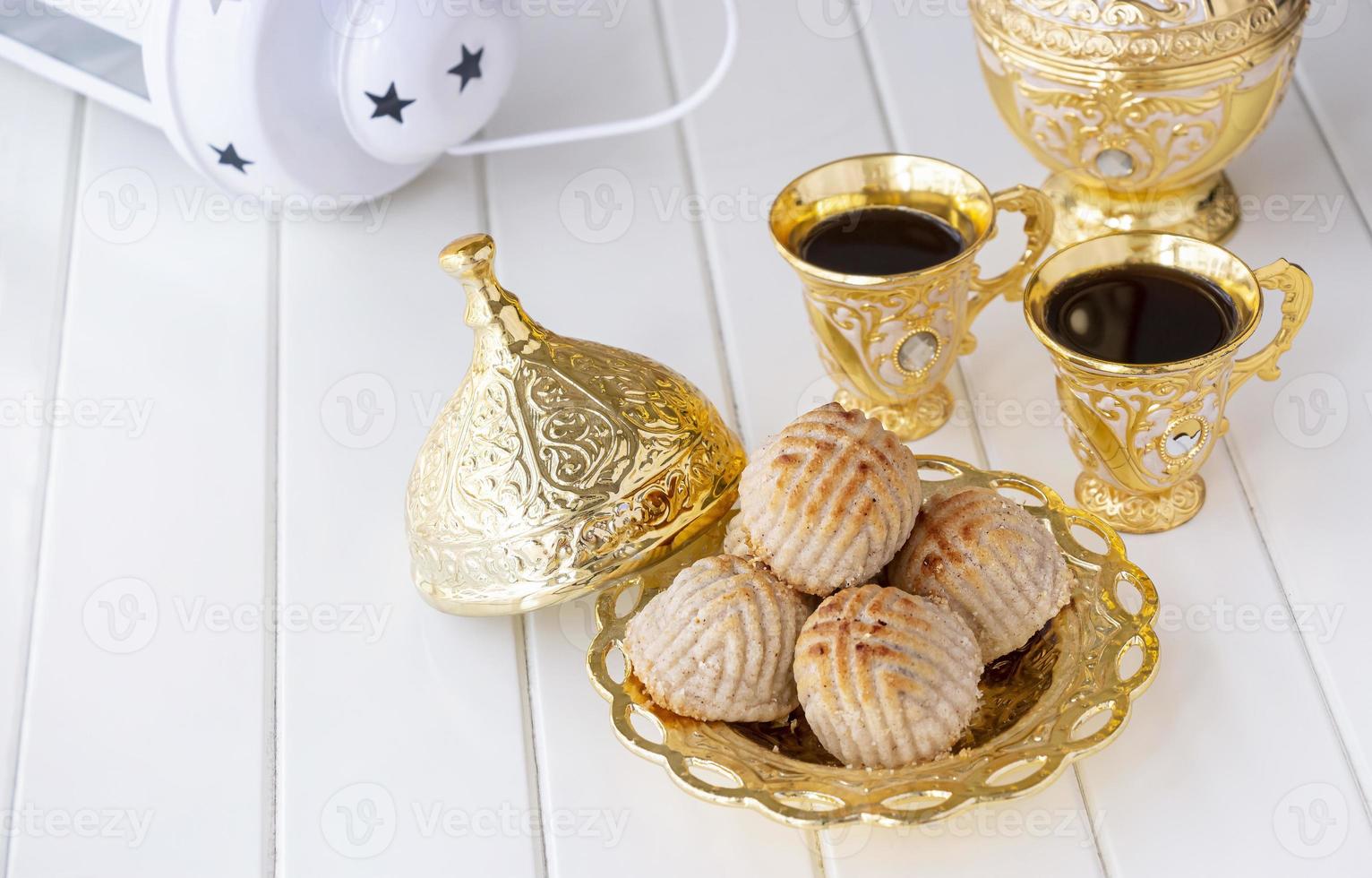 pâtisserie traditionnelle arabe maamoul ou biscuit aux dattes ou noix de cajou ou noix ou amande ou pistaches. bonbons de l'Est. fermer. fond en bois blanc. photo