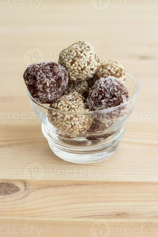 dattes paléo saines faites maison et boules d'énergie au chocolat. truffes végétaliennes. photo aux tons doux