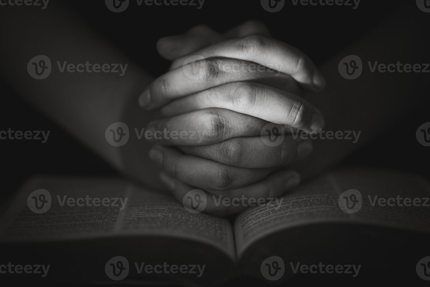 Jeune femme la personne main prier sur saint Bible avec étude. adulte femelle Christian en train de lire livre dans église. fille apprentissage religion spiritualité avec prier à Dieu. concept de étudiant éducation foi. photo