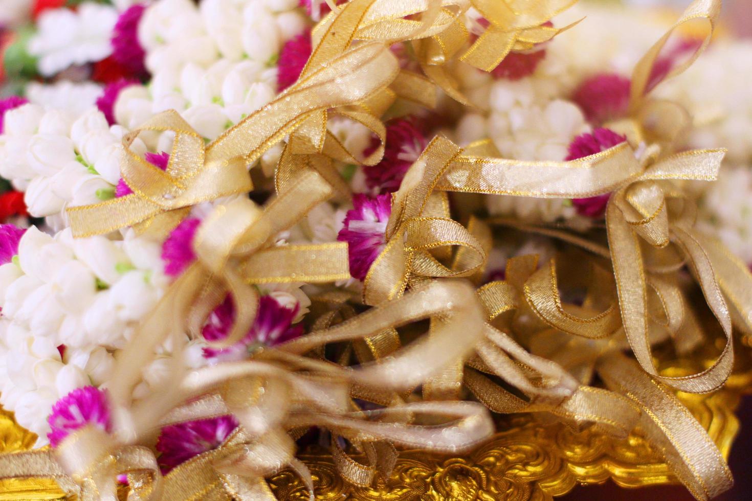 fleur guirlandes sur une or plateau dans tradition thaïlandais mariage la cérémonie journée. jasmin guirlande photo