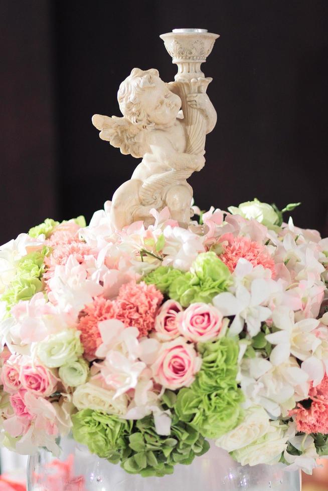 le peu Cupidon décration sur magnifique rose Rose fleurs dans mariage. valentines journée et l'amour pour fête concept. photo